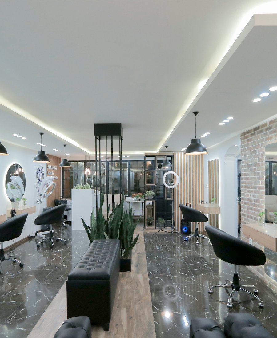 Aydınlık salon içi, koltuklar ve aynalar